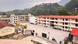 La Escuela Secundaria Tribhuvan Trishuli, a inicios de 2026, antes de ser arrasada por las inundaciones y deslizamientos de agosto.