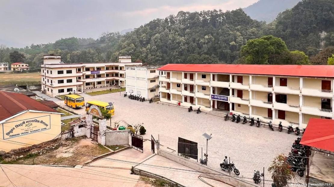 La Escuela Secundaria Tribhuvan Trishuli, a inicios de 2026, antes de ser arrasada por las inundaciones y deslizamientos de agosto.