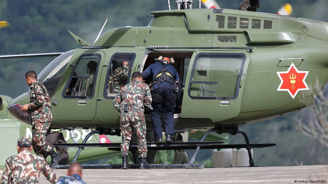 Equipo de rescate surcoreano sube a un helicóptero para buscar a desaparecidos tras las inundaciones en Nepal. (1.09.2026). Equipo de rescate surcoreano sube a un helicóptero para buscar a desaparecidos tras las inundaciones en Nepal. (1.09.2026).