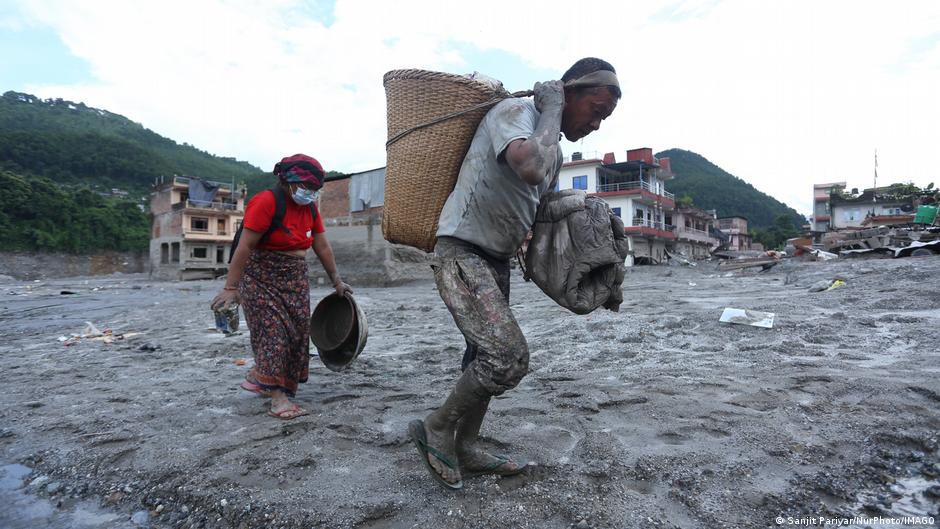 Nepal flood: Death toll tops 1,000 as rescue continues