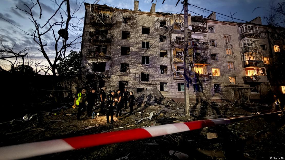 Edificio en llamas tras un ataque ruso en Borispil, Ucrania. Policías trabajan en el lugar. Edificio en llamas tras un ataque ruso en Borispil, Ucrania. Policías trabajan en el lugar.