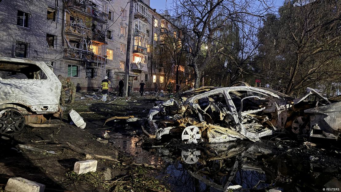 Automóviles destruidos y edificios bombardeados por Rusia en Borispil, Ucrania. (1.09.2026). Automóviles destruidos y edificios bombardeados por Rusia en Borispil, Ucrania. (1.09.2026).