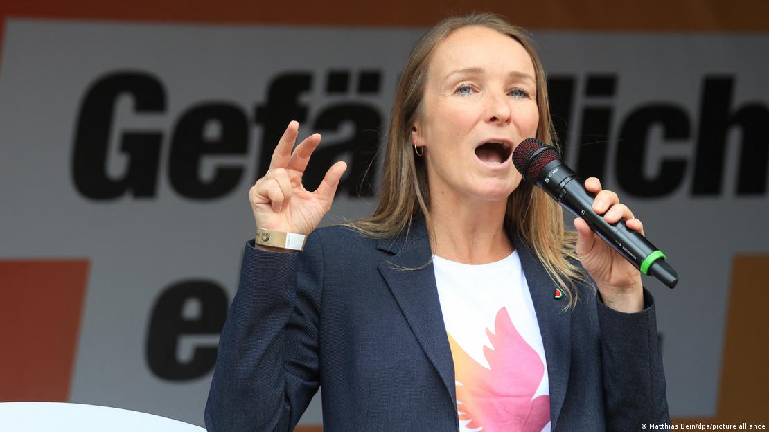BSW'nin eyaletteki liste başı adayı Claudia Wittig, AfD ile işbirliğine açık oldukları mesajını verdi. Wittig elinde mikrofonla bir seçim etkinliğinde konuşma yapıyor BSW'nin eyaletteki liste başı adayı Claudia Wittig, AfD ile işbirliğine açık oldukları mesajını verdi. Wittig elinde mikrofonla bir seçim etkinliğinde konuşma yapıyor