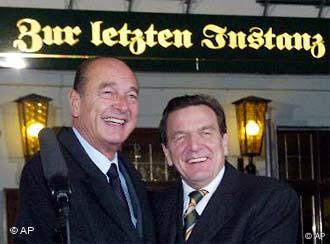Jacques Chirac und Gerhard Schröder vor dem Gasthaus