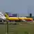 Leipzig'de Ukrayna'ya ait iki dev "Antonov" kargo uçağı ve DHL şirketine ait bir uçak yan yana park hâlinde