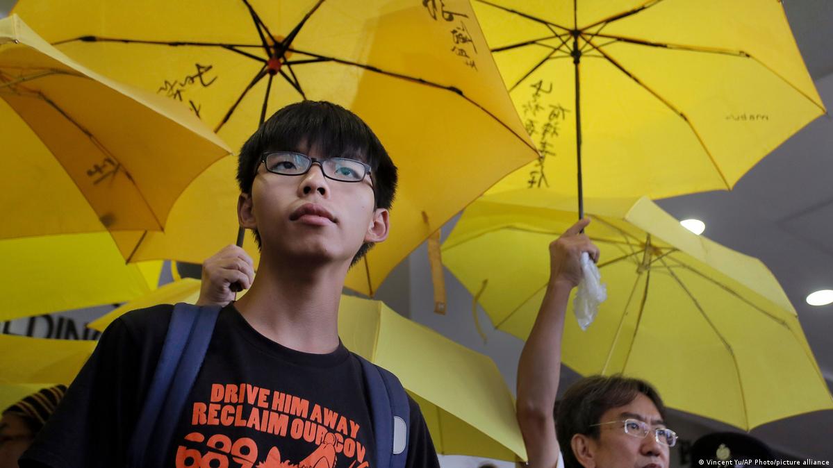 China Hongkong 2015 | Studentenführer Joshua Wong vor dem Magistratsgericht 黄之锋为香港极具代表性的民主派人士。人权团体忧心,此次控罪最高可能判终身监禁,批评港府企图噤声民主派最具代表性声音。
