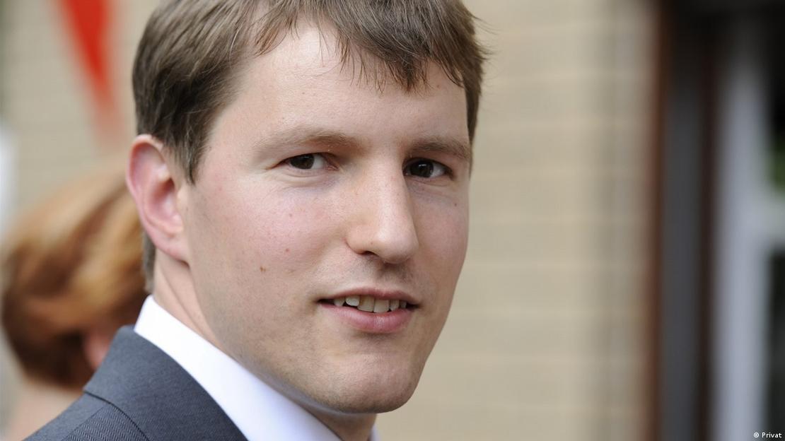 Das Bild zeigt das Poträt eines Manns mit kurzen hellbraunen Haaren, der freundlich in die Kamera schaut: Carsten Koschmieder, Politikwissenschaftler von der Freien Universität (FU) Berlin Das Bild zeigt das Poträt eines Manns mit kurzen hellbraunen Haaren, der freundlich in die Kamera schaut: Carsten Koschmieder, Politikwissenschaftler von der Freien Universität (FU) Berlin