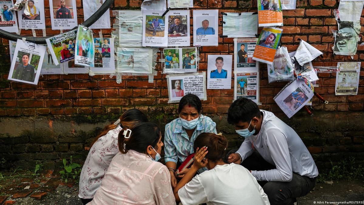 Nepal Kathmandu 2026 | Reaktionen vor Fotos vermisster Menschen nach Sturzflut 9月4日,尼泊尔传来搜救最新进展:两位受困于水力发电隧道多日的工人获救。
