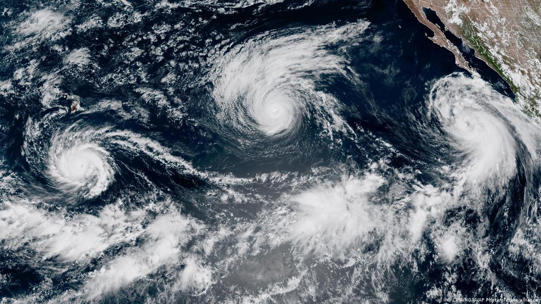 Océano del Pacífico. Imágen satelital del 02-09-2026 muestra la formación del Huracán Lowell (izq.), Huracán Karina y la Tormenta Tropical Marie.
