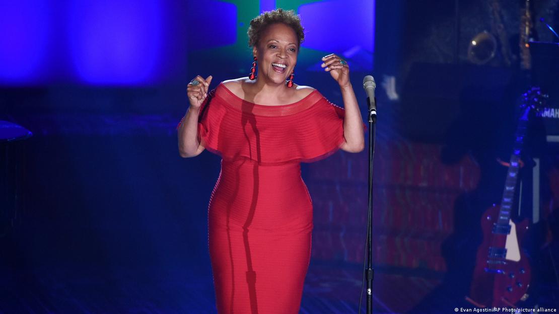 La cantante Cassandra Wilson actuó en la 48ª Gala Anual de Inducción y Premios del Salón de la Fama de los Compositores en el Hotel New York Marriott Marquis. (2017). La cantante Cassandra Wilson actuó en la 48ª Gala Anual de Inducción y Premios del Salón de la Fama de los Compositores en el Hotel New York Marriott Marquis. (2017).