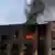 Incendio en un edificio de departamentos en Kramatorsk, Ucrania, gtras un ataque ruso.