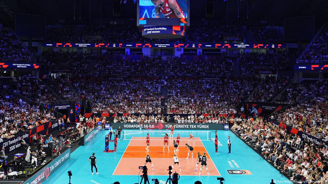 Türkiye-Almanya arasındaki grup maçının oynandığı Sinan Erdem Spor Salonu'nun karşılaşma anında tribünden çekilen görüntüsü Türkiye-Almanya arasındaki grup maçının oynandığı Sinan Erdem Spor Salonu'nun karşılaşma anında tribünden çekilen görüntüsü
