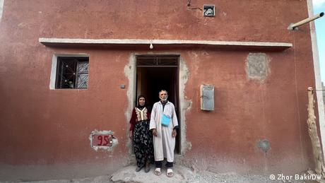 Einige Bewohner des vom Erdbeben schwer getroffenen Ortes Ighermane in der marokkanischen Provinz Al Haouz können sich inzwischen über ein neues Zuhause freuen - darunter Mohamed Ait Belaid und seine Frau, die zuvor in einem Zelt lebten
