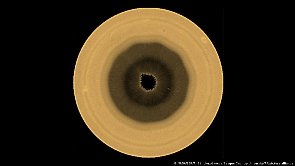 Astrónomos descubren una gigantesca estructura de 10 lados en las nubes de Saturno