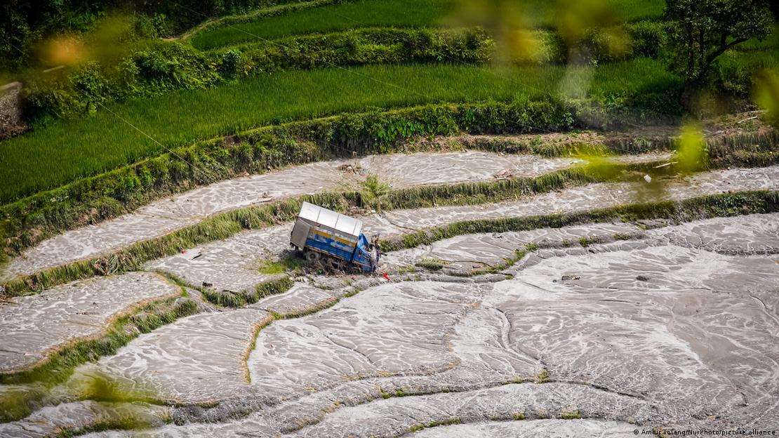 Visão aérea de caminhão afundado em terras agrícolas cobertas de lama após fortes inundações ao longo do rio Bhotekoshi, no Nepal