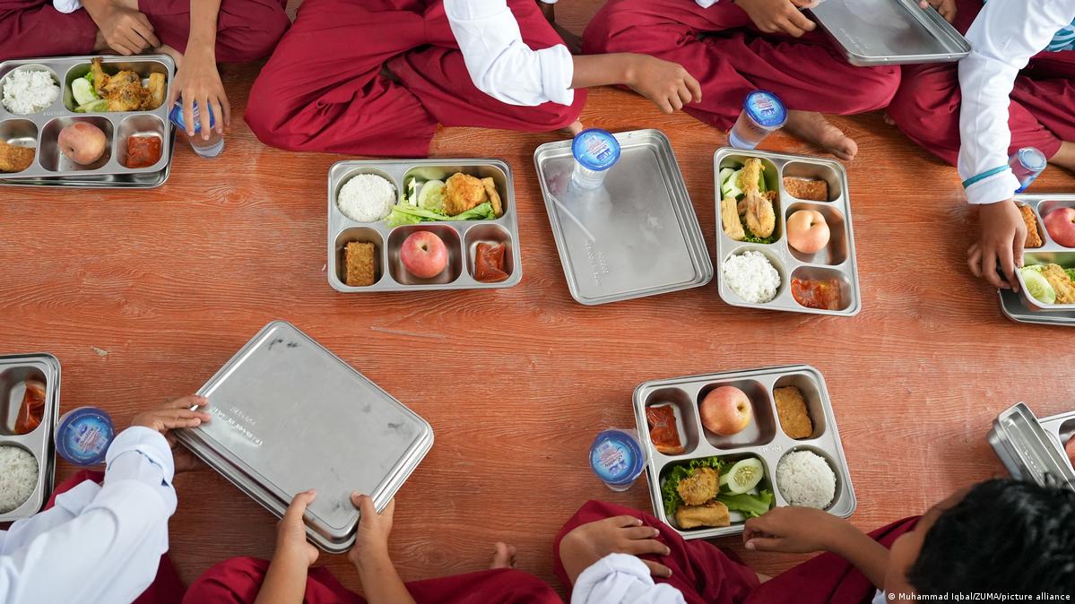 Elementary school students prepare to eat from the Free Nutritious Meals program during the Integrated Service Post Day event in North Aceh, Aceh Province, Indonesia