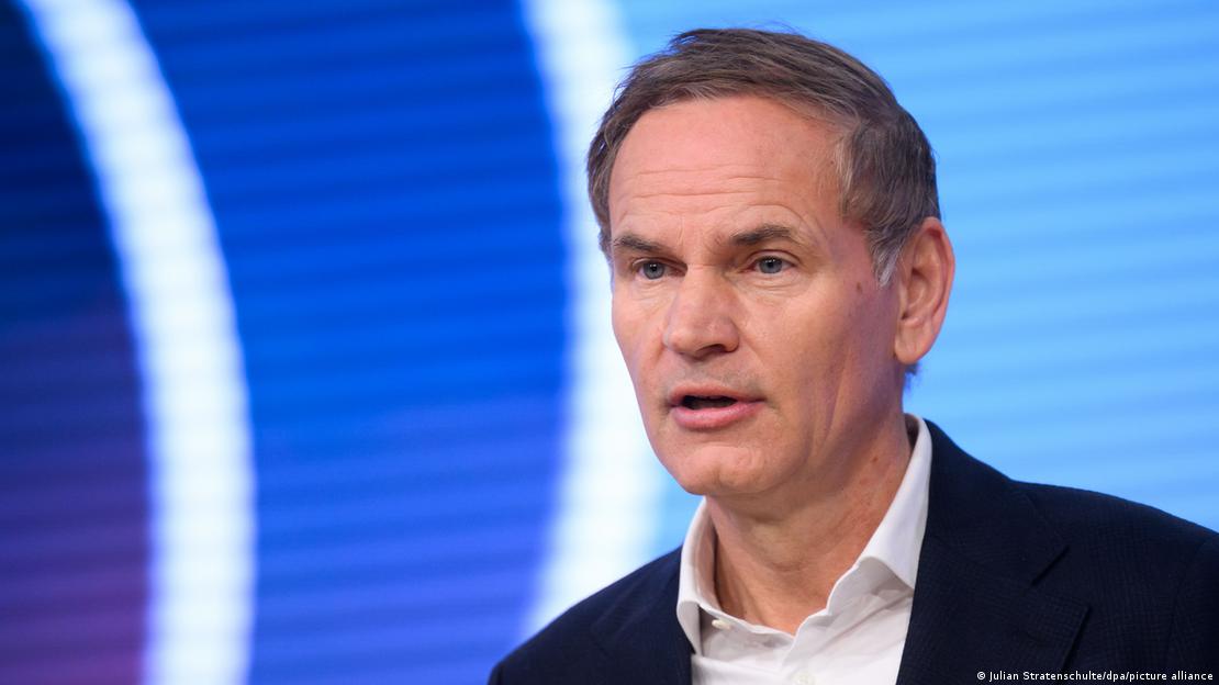 CEO da VW, Oliver Blume, em coletiva de imprensa