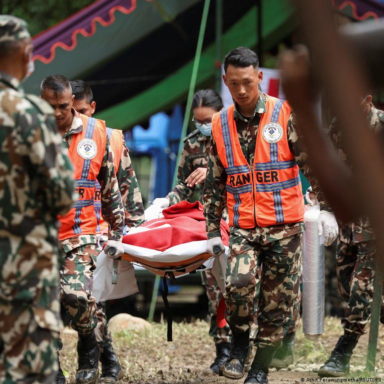 Nepal'de "mucize": İki kişi tünelden sağ kurtarıldı
