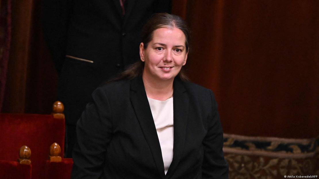 Anna Unger, Budapeşte'de parlamentodaki oylamanın ardından kameraya bakarken yer alıyor.
