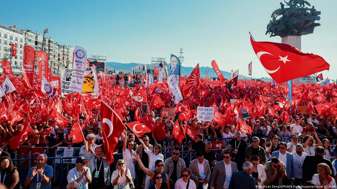 Geçen yıl İstanbul Belediye Başkanı Ekrem İmamoğlu'nun tutuklanmasını protesto için İzmir'de düzenlenen kitle gösterisi. Göstericiler ellerinde Türk bayrakları ve pankartlar taşıyor.