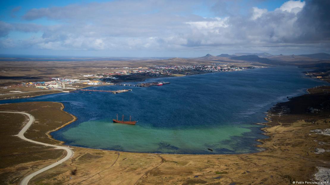 Vista aérea de Stanley (antes Port Stanley), capital de las islas Falklands, para los británicos. "Puerto Argentino", en las islas Malvinas, para Buenos Aires.