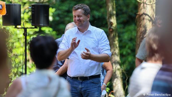 Un bărbat în campanie electorală - creştin-democratul Sven Schulze, premierul regional din Saxonia-Anhalt