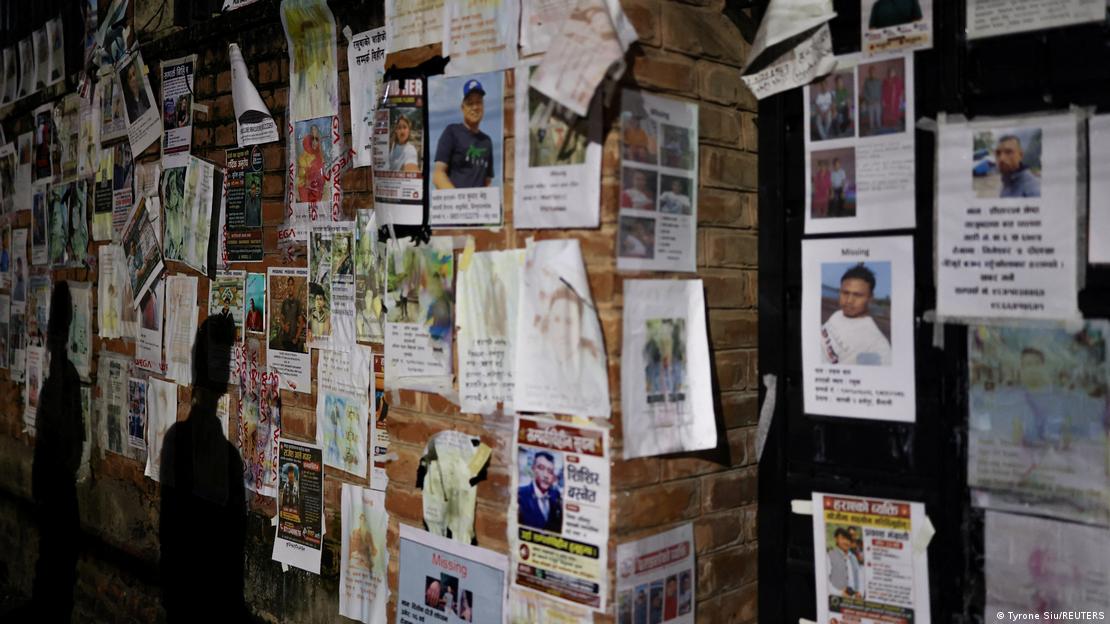 Mural com fotos de pessoas desaparecidas em hospital de Katmandu