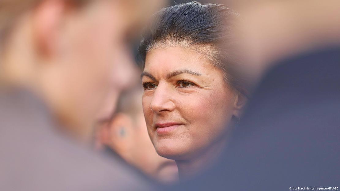 Sahra Wagenknecht steht am 3.9.2026 bei einem Wahlkampfauftritt des BSW in Halle an der Saale lächelnd in einer Menschenmenge. Sahra Wagenknecht steht am 3.9.2026 bei einem Wahlkampfauftritt des BSW in Halle an der Saale lächelnd in einer Menschenmenge.