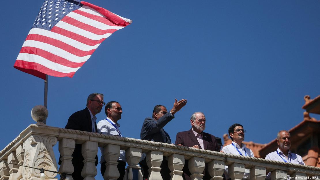 El embajador, Mike Huckabee, observa desde una terraza con la bandera estadounidense en Turmus Ayya, localidad palestina junto a Ramala. El embajador, Mike Huckabee, observa desde una terraza con la bandera estadounidense en Turmus Ayya, localidad palestina junto a Ramala.
