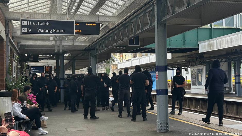 Böyük Britaniyanın Dover limanında anti-miqrant etirazçıları nəqliyyatı bloklayıb