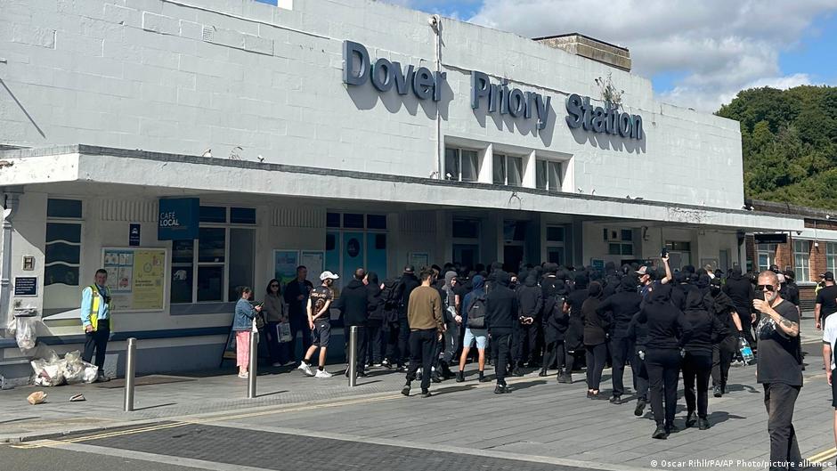 "Остановите лодки": Сотни демонстрантов протестовали в порту Дувра