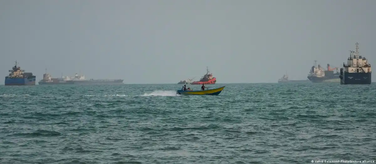 Varios buques mercantes y una embarcación pequeña navegando en mar abierto