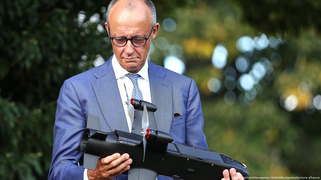 Almanya Başbakanı Friedrich Merz elindeki bir İHA'yı inceliyor Almanya Başbakanı Friedrich Merz elindeki bir İHA'yı inceliyor