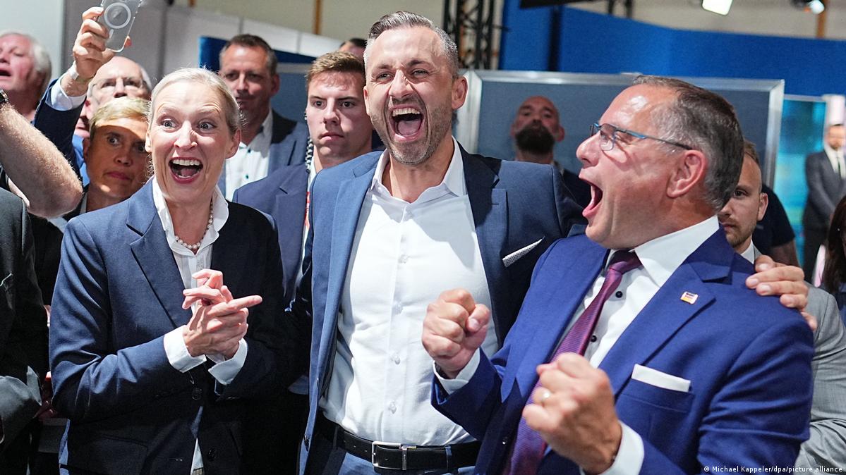 Landtagswahl Sachsen-Anhalt 2026 | AfD-Spitzenkandidat Siegmund jubelt mit Weidel & Chrupalla AfD州长候选人西格蒙德(中)与该党两位主席欢呼获胜结果