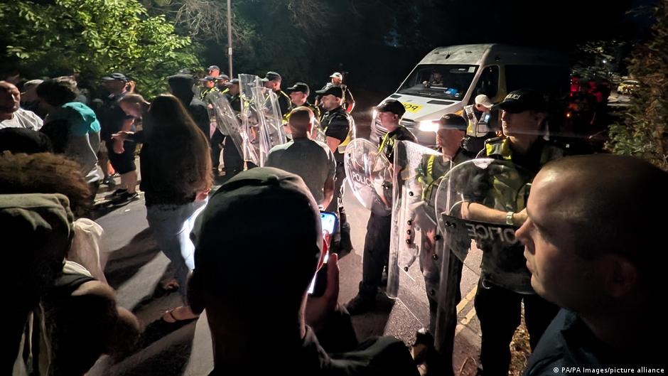 UK government condemns anti-migrant protests