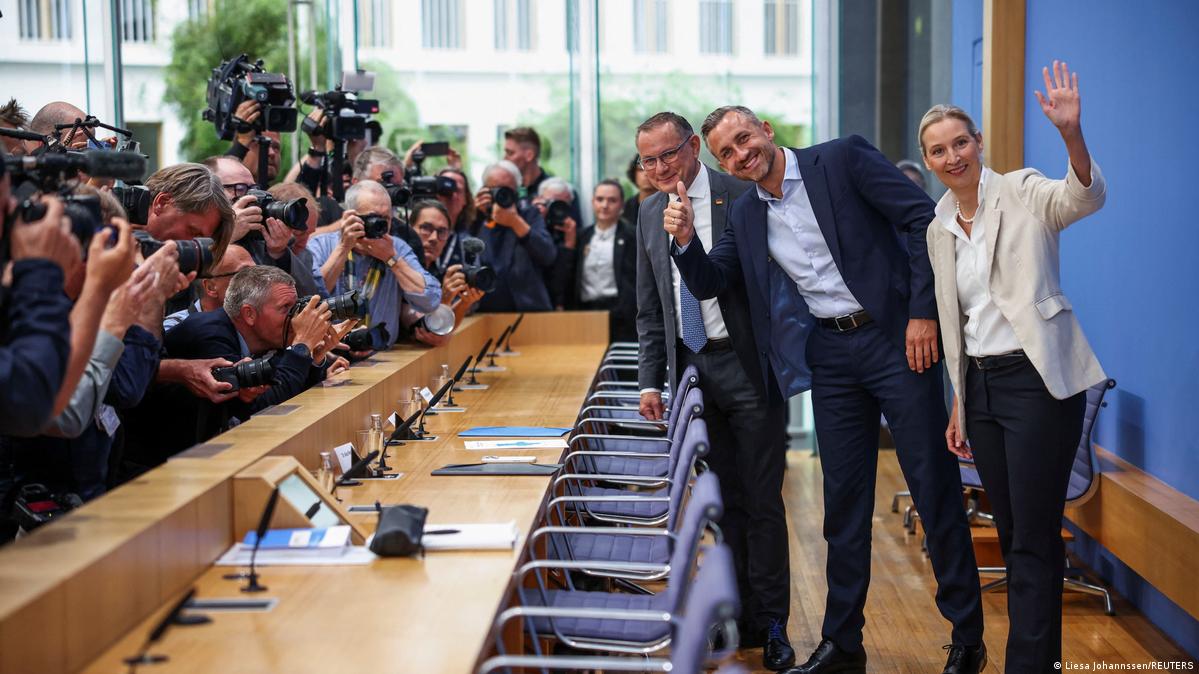 Landtagswahl Sachsen-Anhalt 2026 | AfD-Pressekonferenz mit Alice Weidel, Tino Chrupalla & Ulrich Siegmund 胜选后次日,AfD主席(左右两边)同胜选者西格蒙特在柏林记者会前