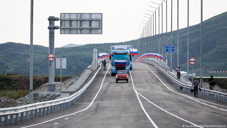 Росія та КНДР відкрили перший автомобільний міст на кордоні