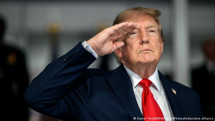Trump promete 'Arco do Triunfo' com drones, atiradores de elite e depósito