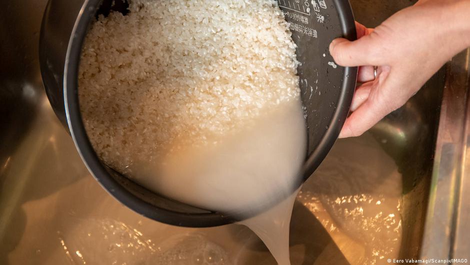¿Realmente hay que lavar el arroz antes de cocinarlo? La ciencia responde