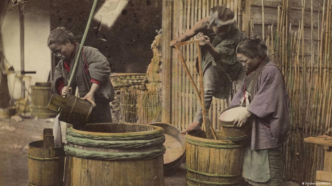 Obra de Shinichi Suzuki, c. 1873–1883 | Lavando arroz Obra de Shinichi Suzuki, c. 1873–1883 | Lavando arroz