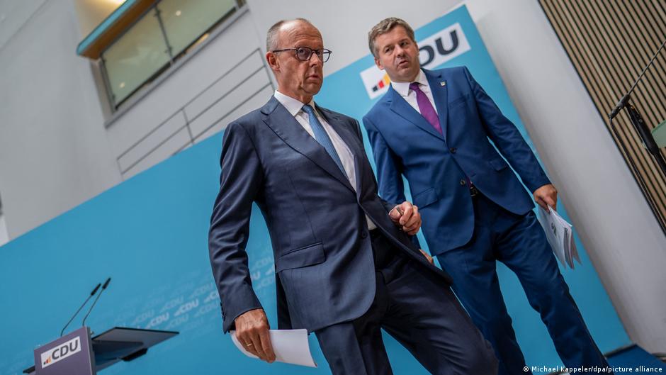 Photo: dw.com Friedrich Merz (solda) ve CDU Genel Başkan Yardımcısı ve Saksonya-Anhalt Eyalet Başbakanı Sven Schulze