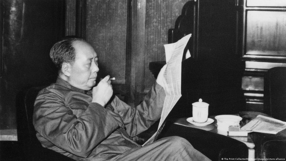 China | Porträt von Mao Zedong, ca. 1960er Jahre 张伦认为,从政治遗产角度来看,中国这50年最根本的变化是“去毛化”,最大的问题也恰恰是“去毛化不彻底”