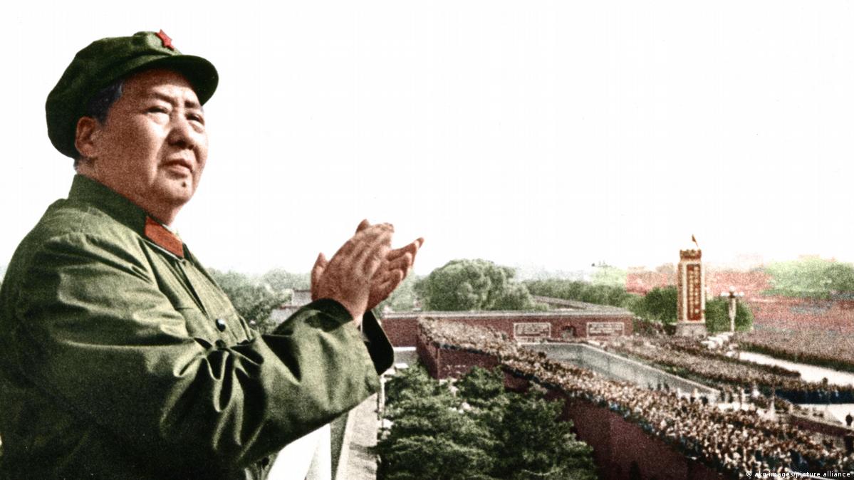 China Peking 1969 | Mao Zedong bei Feierlichkeiten zum 20. Jahrestag der Volksrepublik 毛泽东参与塑造了中国共产党,而坚持党高于国家与社会的至上地位,是一条延续至今的基本原则。