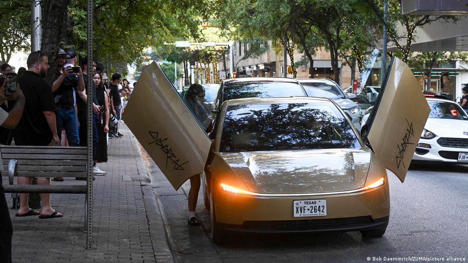 Tesla lanza su Cybercab, un robotaxi sin volante ni pedales