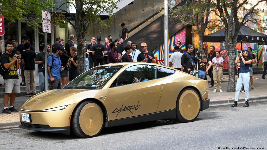 El robotaxi de dos plazas, presentado por Elon Musk en 2024, se incorpora al servicio de transporte autónomo de la compañía.