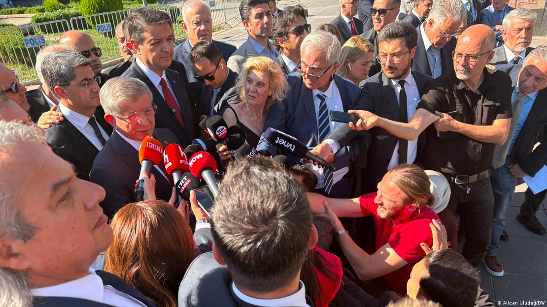 Ahmet Davutoğlu kendisine uzatılan mikrofonlara konuşuyor