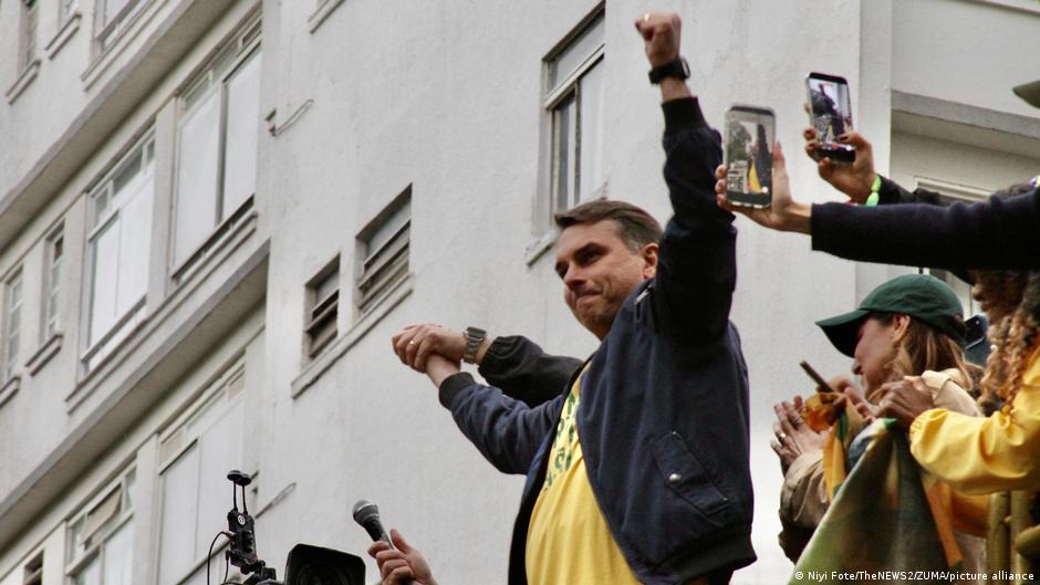 Brasil: Flávio Bolsonaro arenga contra Lula y el poder judicial