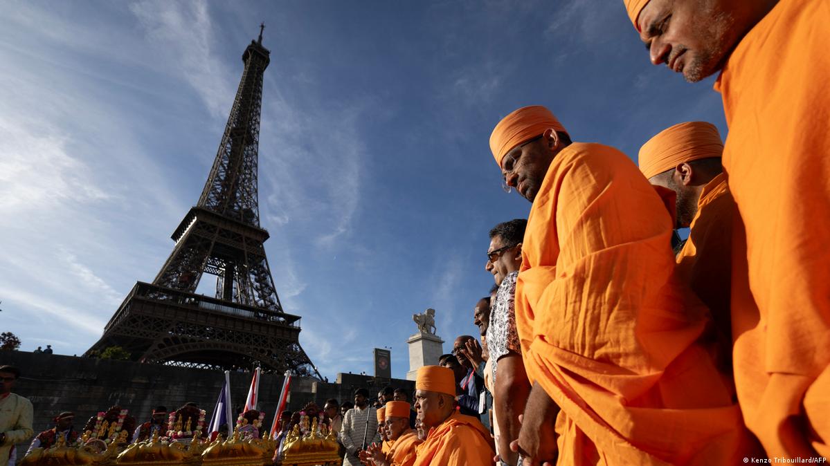 Hindu group BAPS apologizes over Eiffel Tower row after strike shut the tower; SETE admits 'These conditions should not have been accepted'