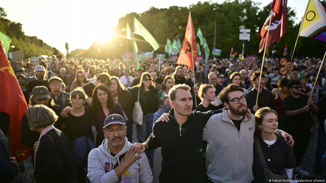 Aşırı sağcı Almanya İçin Alternatif'in (AfD) Saksonya-Anhalt'taki seçim başarısının ardından Berlin'de düzenlenen protesto gösterisine katılan yüzlerce kişi Aşırı sağcı Almanya İçin Alternatif'in (AfD) Saksonya-Anhalt'taki seçim başarısının ardından Berlin'de düzenlenen protesto gösterisine katılan yüzlerce kişi