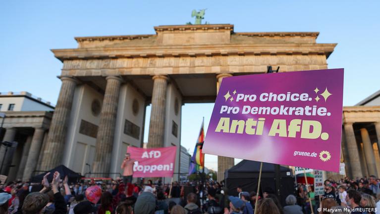 Almanya AfD'ye karşı sokakta: Binlerce kişi protesto etti